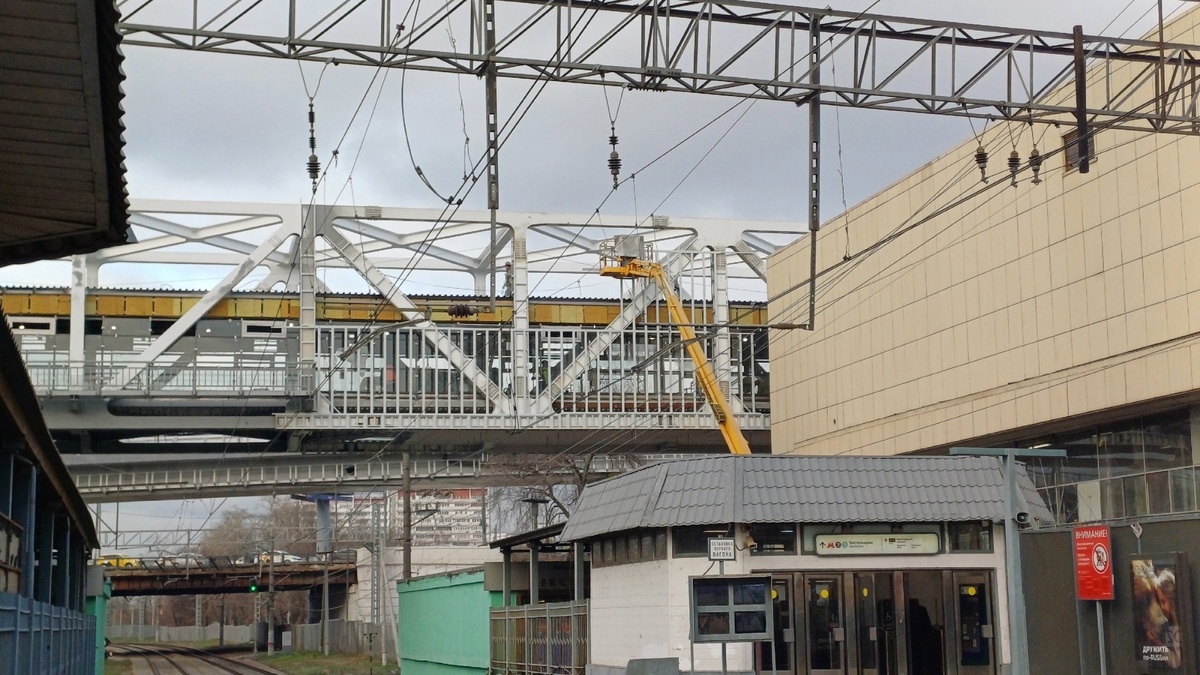 📷 1.1: Продолжаются отделочные работы как снаружи, так и внутри надземной переходной галереи пересадки.