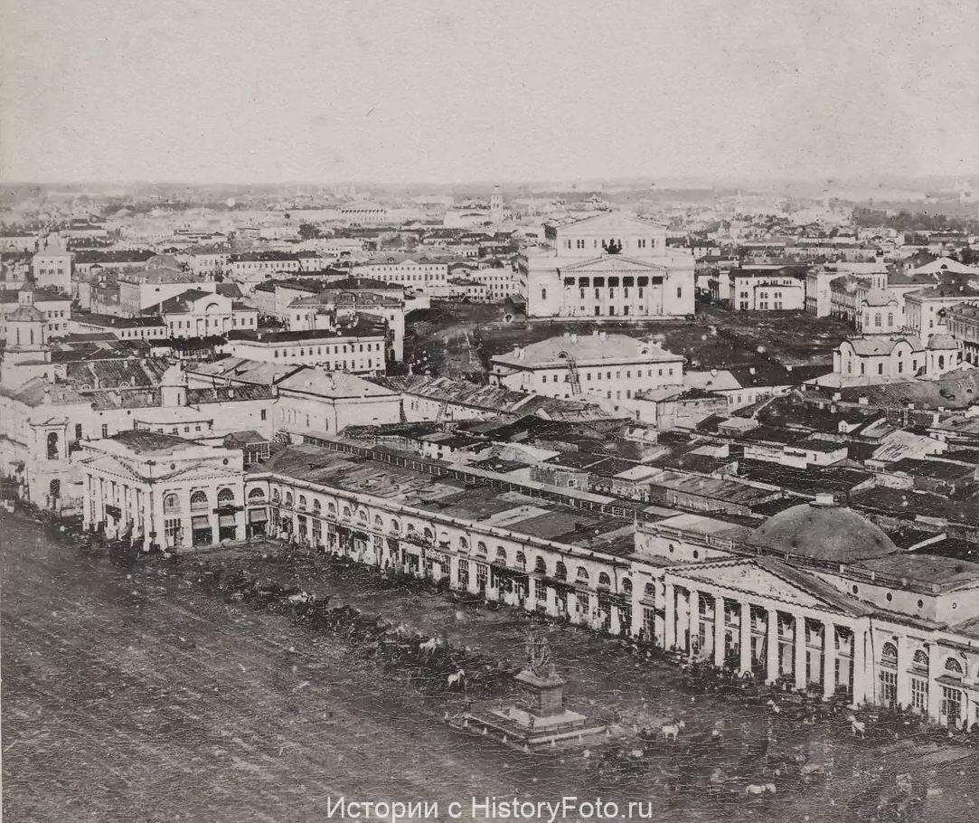 Вид со Спасской башни на Красную площадь и Большой театр. 1857 год, Москва, Россия.
