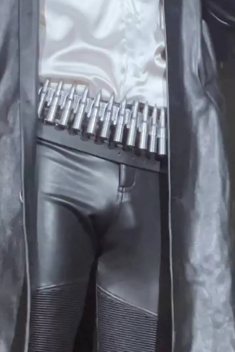    кожаные брюки Ярослава чересчур сильно обтягивают