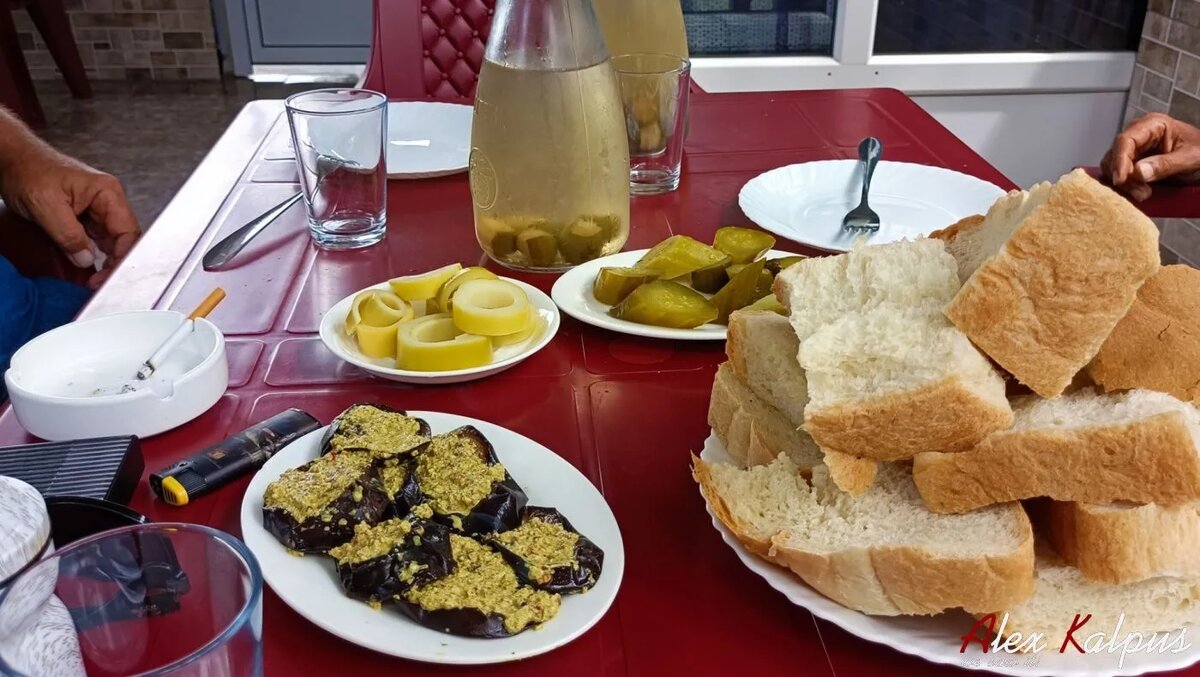 На столе бадриджани с орехами, малосольный огурчик и даже малосольный бамбук. А т.к. это "крестьянская" столовка, кафешка сельская, компот обязателен.