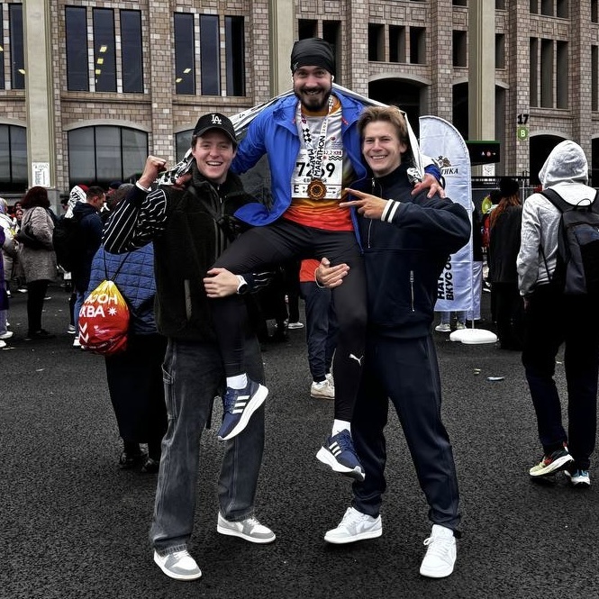 Я недавно занялся бегом и уже пробежал два полумарфона и один марафон.