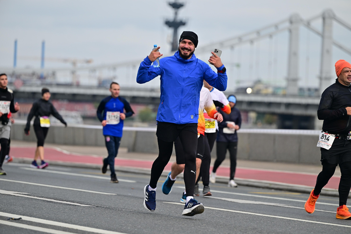 Немного юмора: "Если вы улыбаетесь фотографу значит вы можете бежать быстрее". На фото 33 км. Московского марафона 2024.