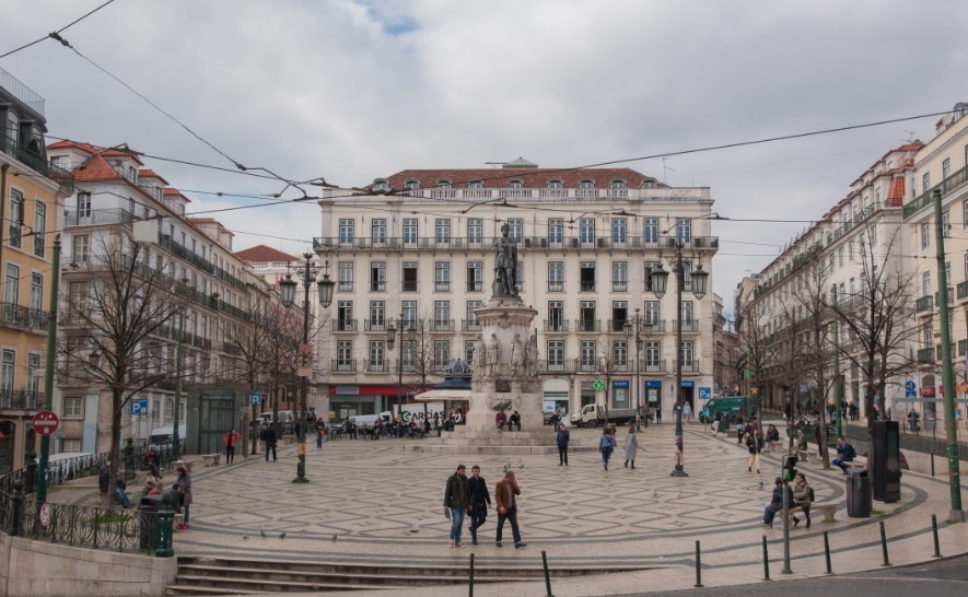 Площадь Луиша Камоэнса.
