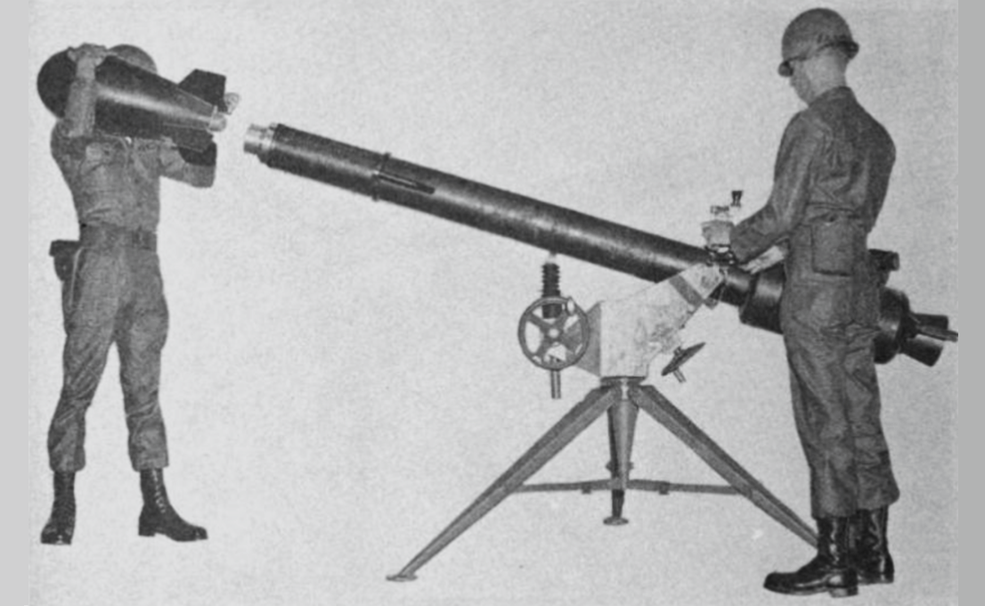 На фото: ядерный снаряд М388 и американская оружейная система М29 Davy Crockett (тяжелая версия «Дэви Крокетт»). Источник фото: https://upload.wikimedia.org/wikipedia/commons/7/70/Davy-Crockett-warhead.png