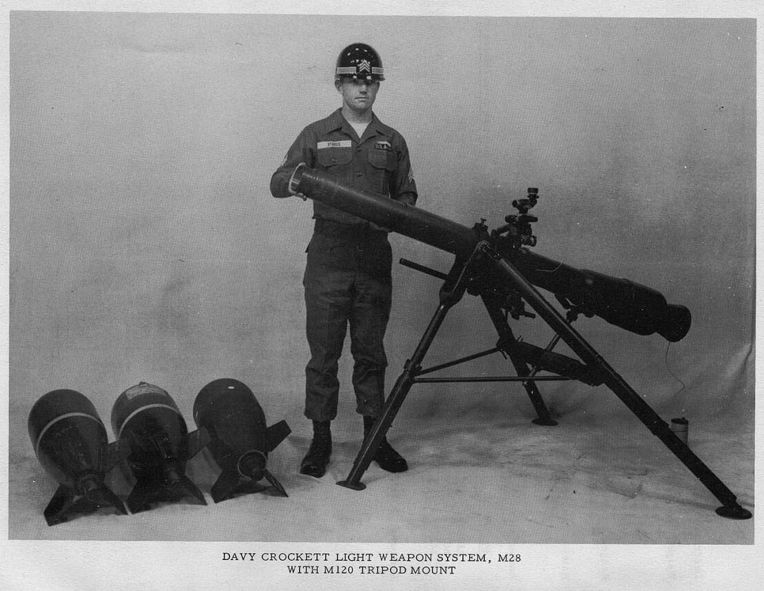 На фото: американская оружейная система М28 Davy Crockett (легкая версия «Дэви Крокетт») и ядерные снаряды М120. Источник фото: https://i.pinimg.com/originals/2d/31/2a/2d312a99bf7e74a06c1257bd884f4f52.jpg