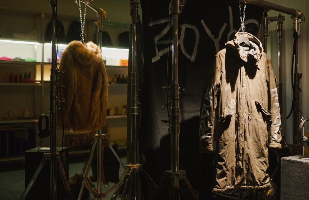 Промо альбома Saluki «Bolshie Kurtki» в магазине Peak Souvenir / Фото: Vk.com/yandexmusic  📷
