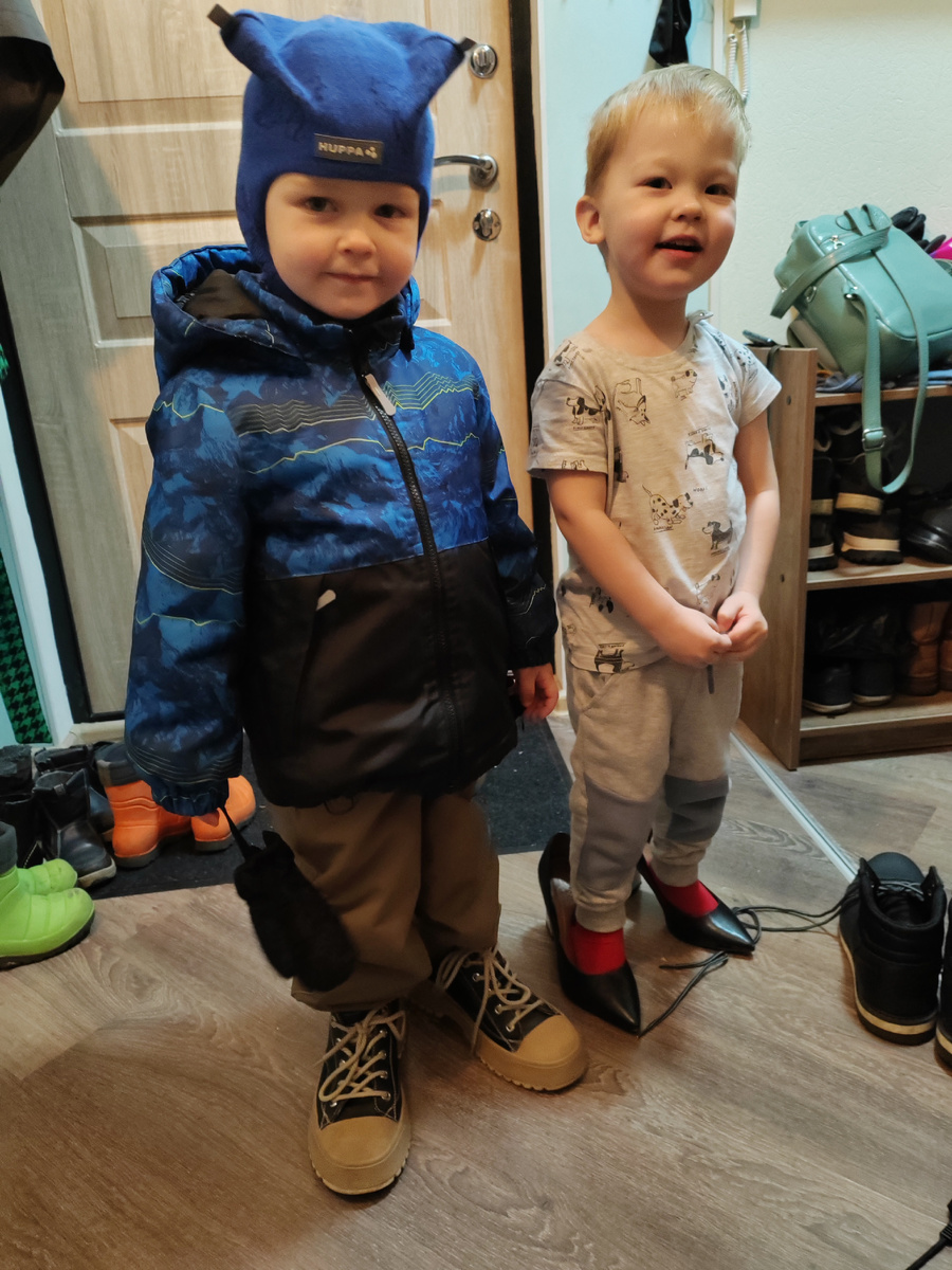 Только зашли домой, Петя тут же разделся, вместе взялись за мамину обувь