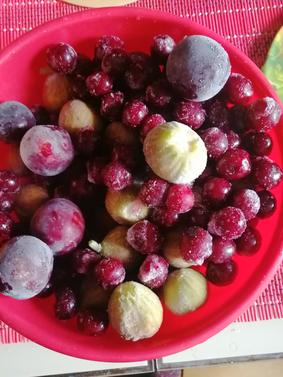 Слива, вишня, алыча желтая, инжир.