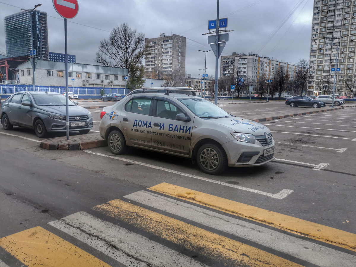 Автомобиль Renault Logan. Парковка ТЦ "Капитолий" на Шереметьевской улице.