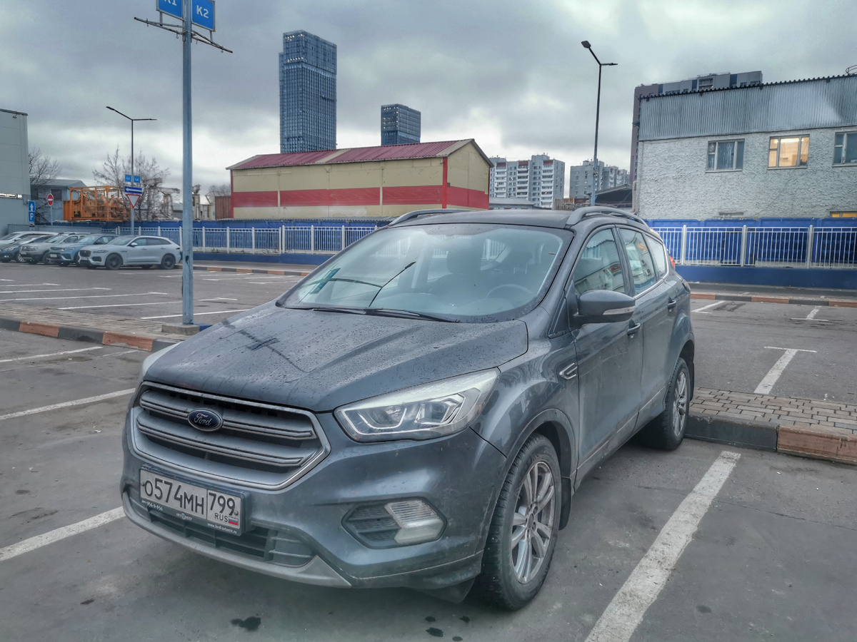 Автомобиль Ford Kuga. Парковка ТЦ "Капитолий" на Шереметьевской улице.