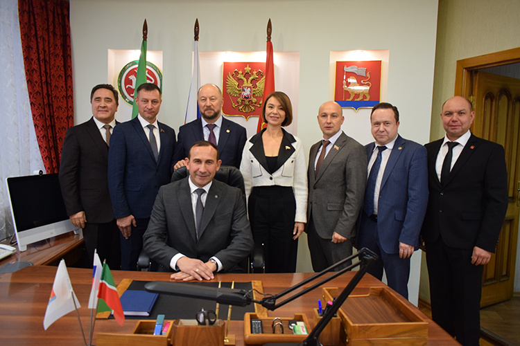    Спустя почти полгода после отставки Фаила Камаева проблемный муниципалитет наконец-то обрел нового главу — Камиля Назмиева.   
Фото: tatarstan.ru