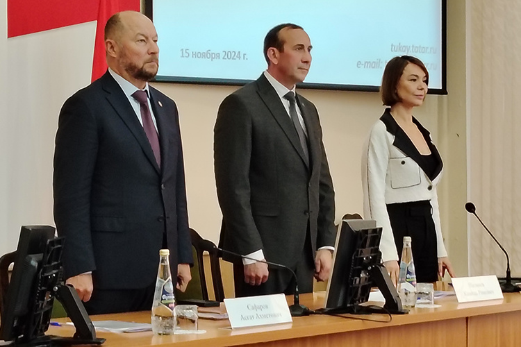    Сопровождали нового руководителя сразу три крупных игрока республиканской политики: депутат Госдумы РФ Альфия Когогина, глава аппарата раиса РТ Асгат Сафаров и гендиректор Сетевой компании Ильшат Фардиев.   
Фото: Владислав Паймулин