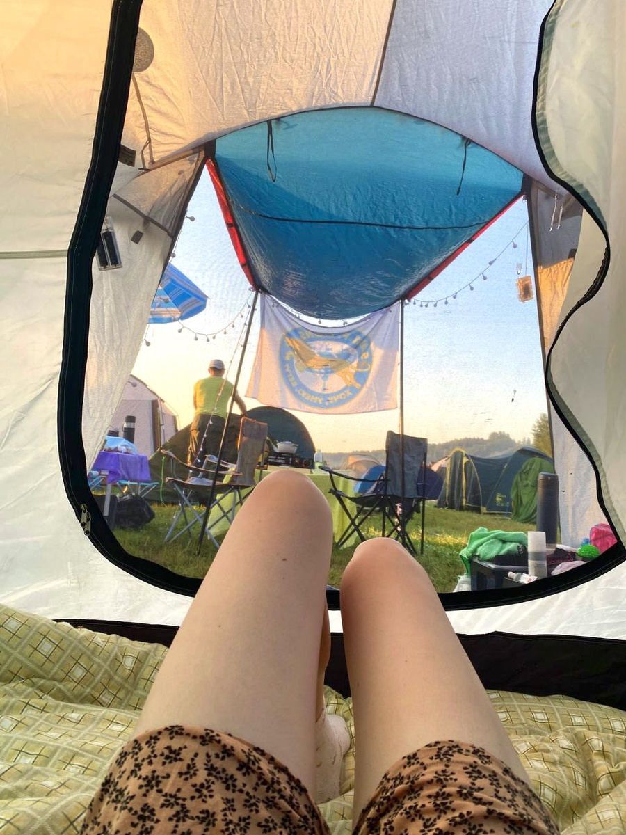 Чилит в 5 утра и готовится выезжать за мной 