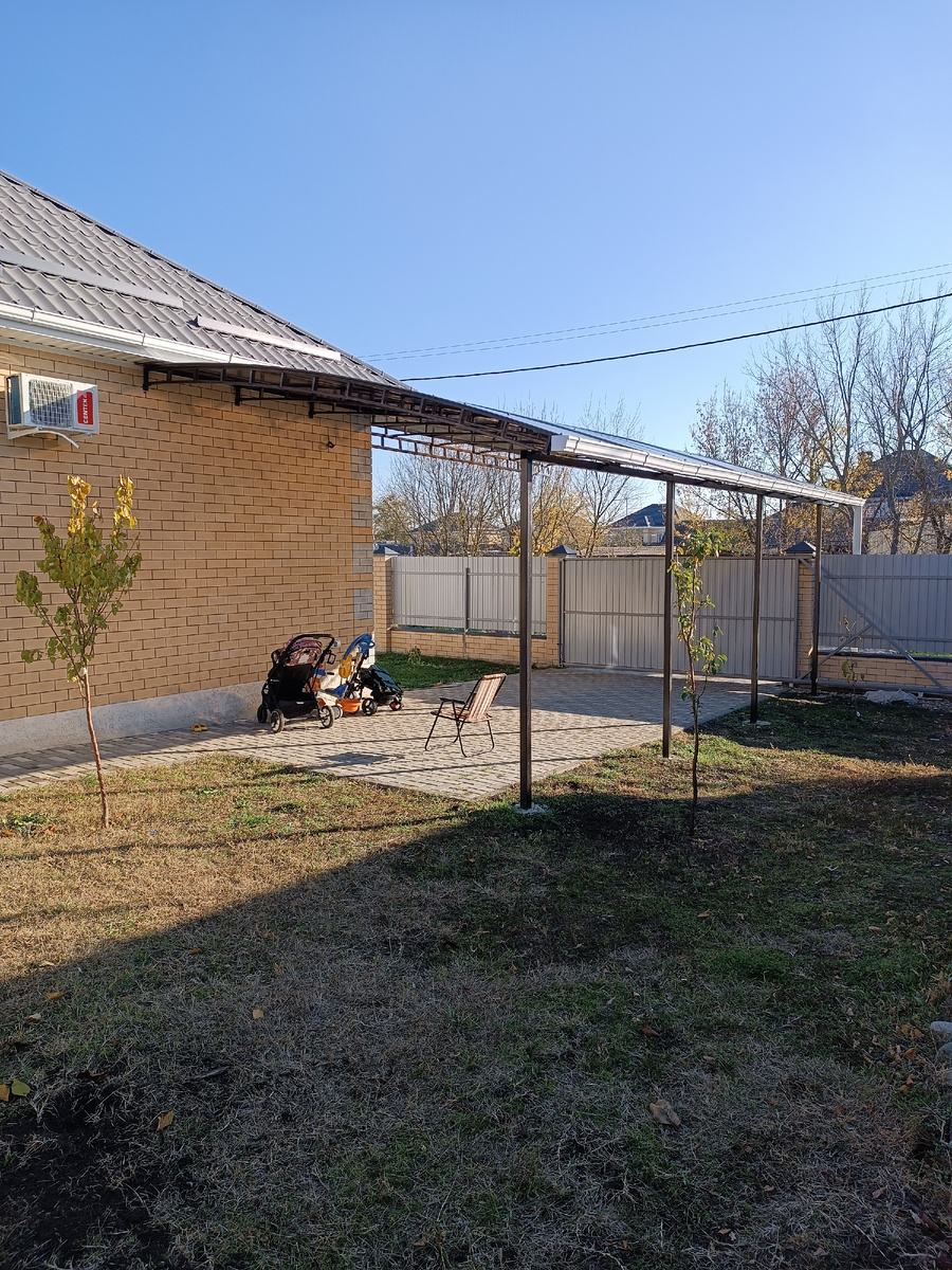 Уклон в сторону забора у которого после обильных осадков вода застаивалась. Теперь с навесом вода во многом отведена за пределы участка👍