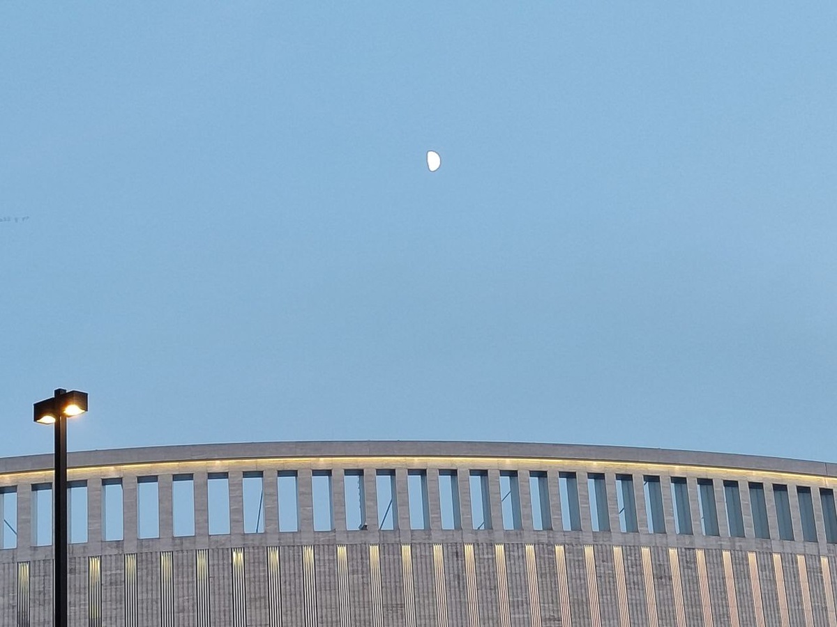 Немного Луны над нашим Колизеем