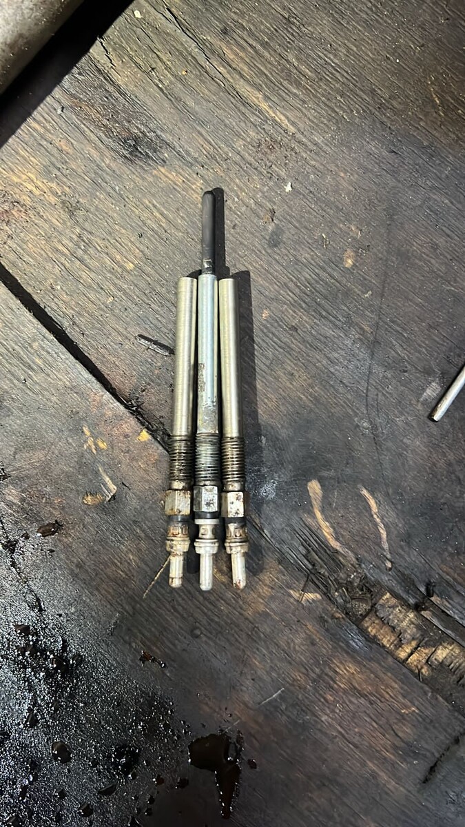 Удаление сломанных свечей накала без снятия гбц.