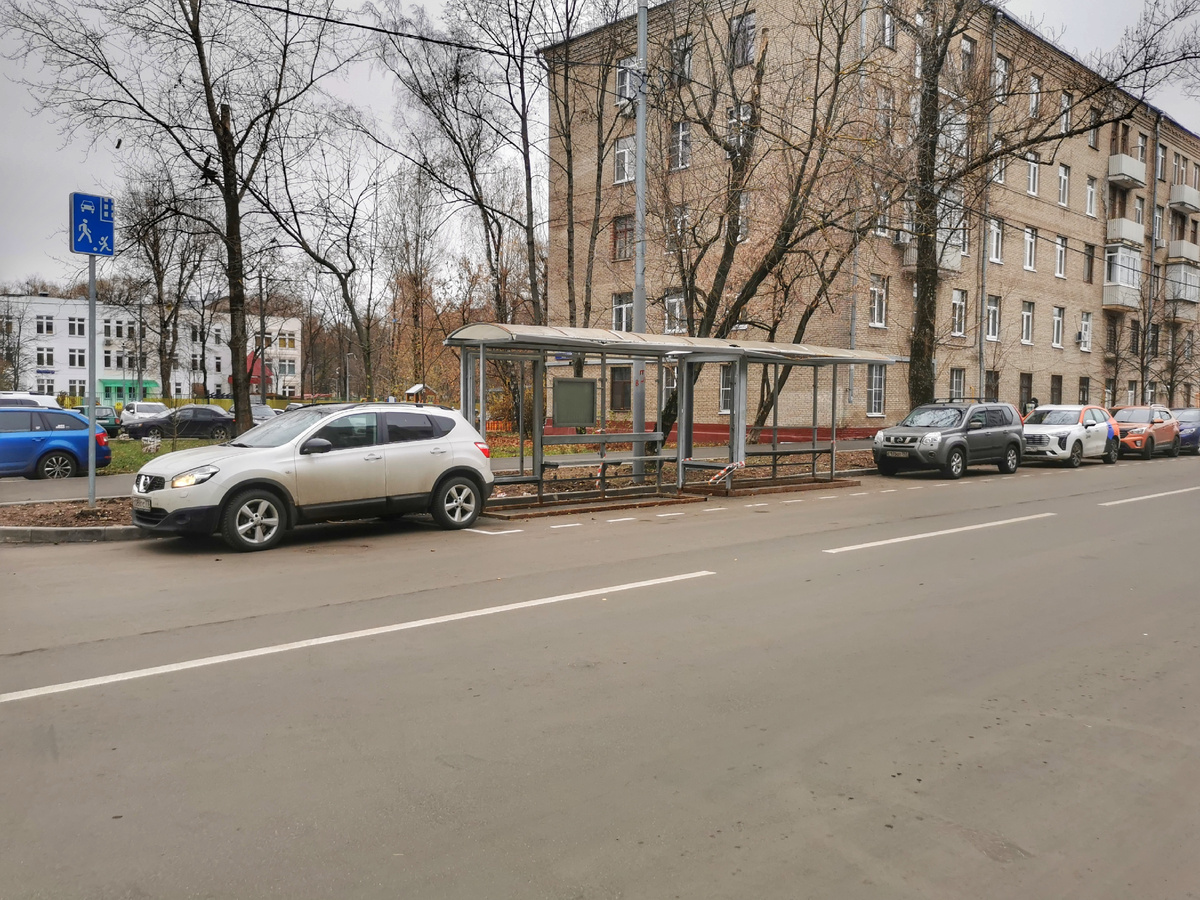 Старые остановочные павильоны с остановки"3-й Волоколамский проезд" для автобусов маршрута № 800к. Они сейчас занимают парковочные места, уступив своё место новым остановочным павильонам.