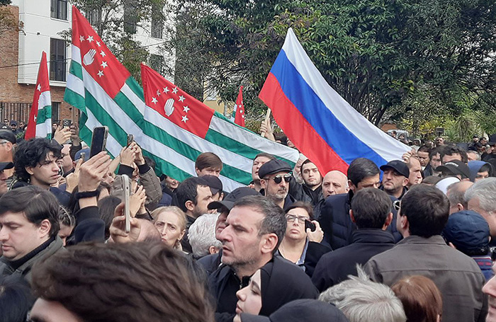    Протестующие у здания парламента Абхазии.Анжела Кучуберия/ТАСС