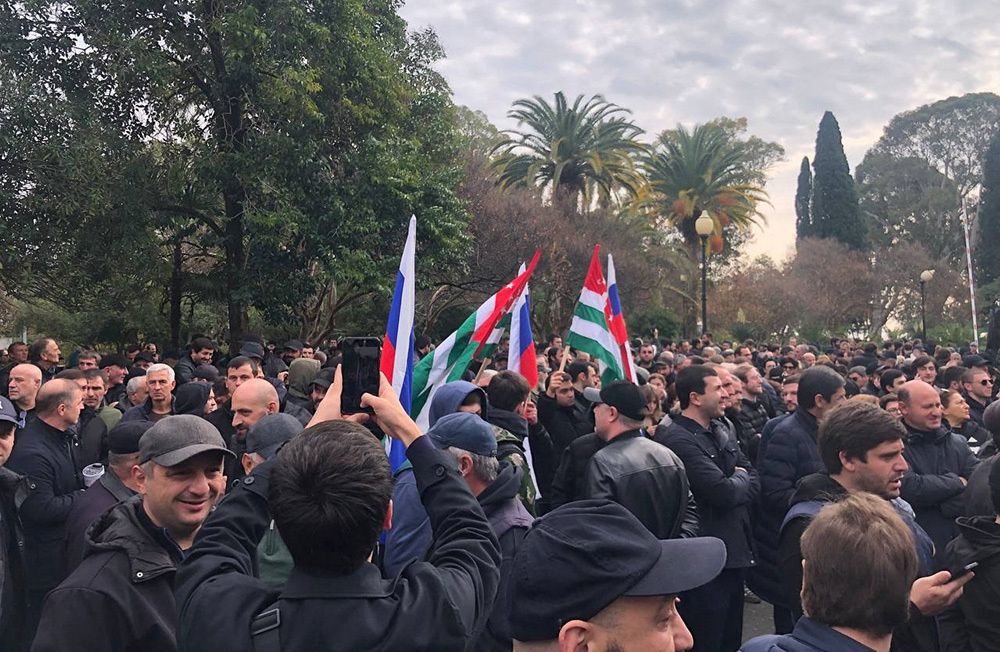 Кадры с места событий — в фотогалерее BFM.ru.    
 Фото: Reuters📷    Протесты в Сухуме у здания парламента Абхазии начались днем 15 ноября. Здесь должна была пройти сессия с обсуждением ратификации абхазо-российского соглашения об инвестициях, которое также называют законом об апартаментах. Митингующие выступили против ратификации. Во время акции протеста они прорвались в здание парламента. В российском МИД рекомендовали гражданам РФ воздержаться от поездок в республику.