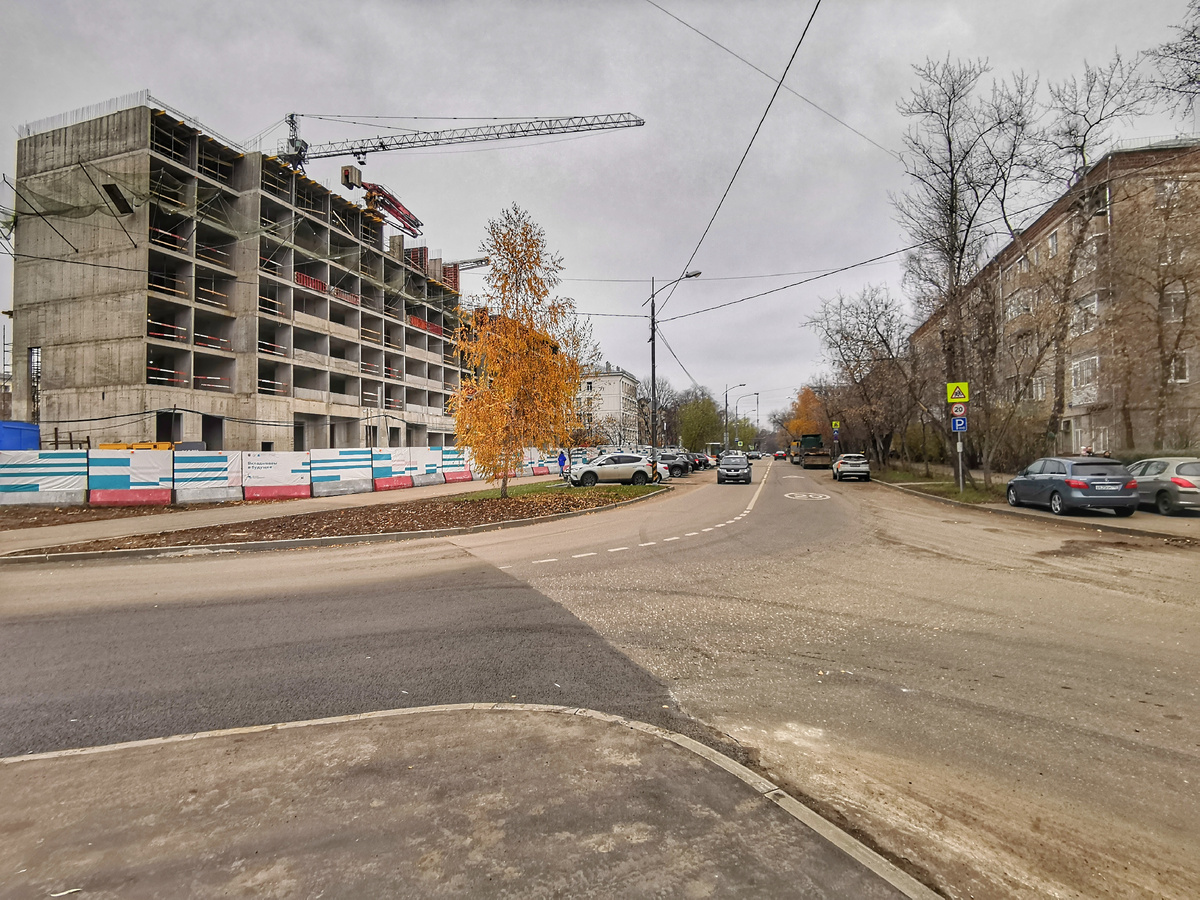 Перекрёсток улицы Маршала Конева и 1-го Волоколамского проезда. Последний справа. А на углу строят дом на месте пятиэтажек.