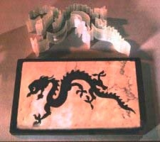 Драконы, вырезанные из черного гранита, пуленепробиваемого стекла и мрамора