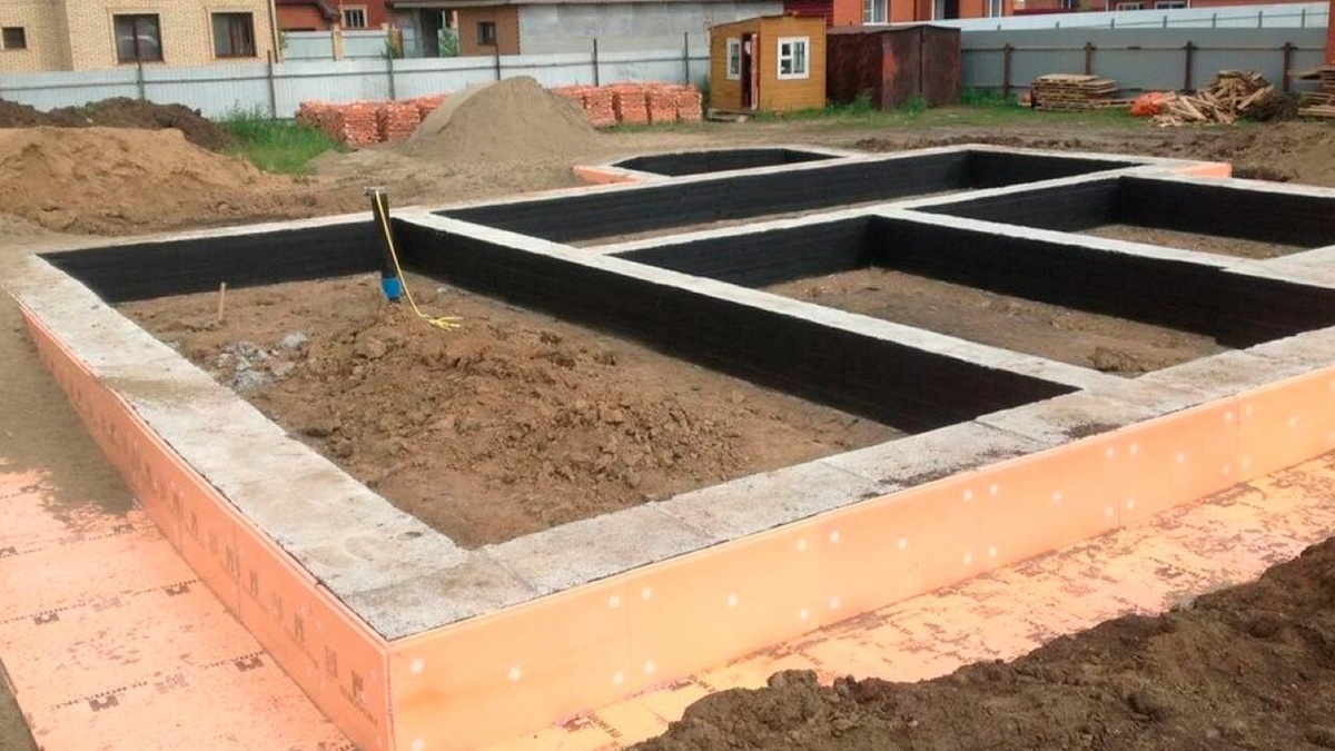 Лента», на профессиональном сленге – это утеплённый ленточный фундамент, который имеет разную высоту и ширину и принимает на себя всю нагрузку от «коробочки» наверху (стены и крыша). 