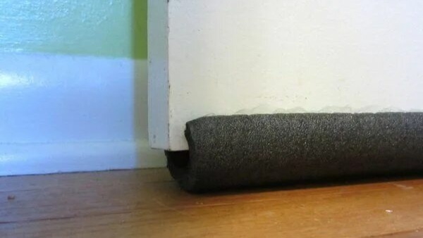 И для того, чтобы убрать этот приток морозных ощущений, достаточно воспользоваться утеплителем для труб – вспененным полиэтиленом.