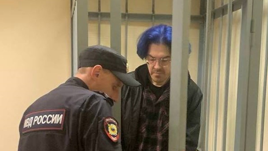    Блогер Алексей Поднебесный (с синими волосами) во время судебного заседания в Петербурге Автор фото: Объединённая пресс-служба судов Петербурга
