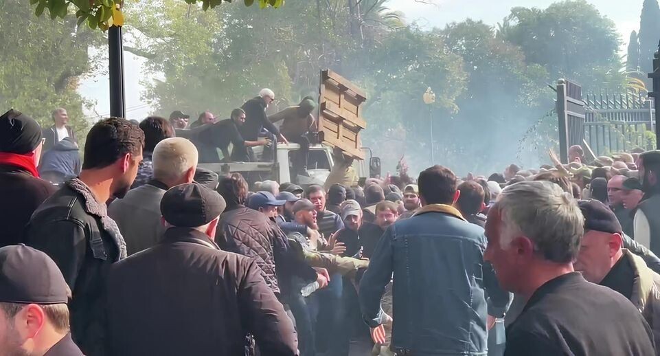    Обстановка у парламента Абхазии в Сухуме. Парламент Абхазии отменил сегодняшнее заседание, на котором должны были рассматривать ратификацию инвестсоглашения с Россией. Оппозиционные силы в Абхазии выступают против ратификации инвестиционного соглашения с Россией / РИА «Новости»