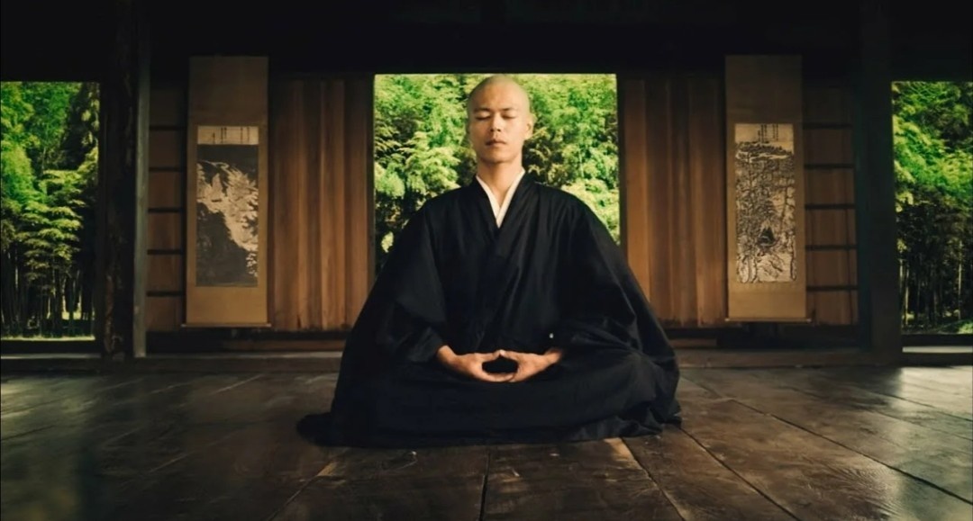 ### Буддийская дзен медитация: Путь к внутреннему покою

Буддийская дзен медитация, известная также как "дзадзен", представляет собой одну из самых глубоких и практических форм медитации, пришедшую из традиции дзен-буддизма. Этот метод медитации помогает практикующим достигать состояния осознанности, спокойствия и глубокого понимания природы реальности.

#### Исторические корни

Дзен-буддизм возник в Китае около VI века и впоследствии распространился в Японию и другие страны. Основным акцентом дзен является прямой опыт, который позволяет людям проникнуть в суть существования. Это достигается через практику медитации, которая помогает освободить ум от отвлекающих мыслей и достичь состояния "здесь и сейчас".

#### Основы дзадзен

Дзадзен, что в переводе означает "сидячая медитация", представляет собой основную практику дзен. Она включает в себя следующие ключевые элементы:

1. **Позы**: Практикующий сидит на специальном подушке (забутон) в позе лотоса, полулотоса или другой удобной позе. Важно поддерживать прямую спину и расслабленные плечи.

2. **Дыхание**: Основное внимание уделяется дыханию. Практикующий наблюдает за естественным ритмом вдохов и выдохов, что помогает сосредоточиться и успокоить ум.

3. **Осознанность**: Вместо того чтобы пытаться контролировать мысли, дзен медитация учит принимать их, осознавая их мимолетность. Это позволяет развивать более глубокое понимание природы ума и эмоций.

4. **Отпускание**: Важным аспектом является способность отпускать привязанности и ожидания. Это помогает освободиться от страха и беспокойства, создавая пространство для внутреннего покоя.

#### Польза дзен медитации

Практика дзен медитации приносит множество преимуществ. Она способствует:

- **Снижению стресса**: Регулярные занятия помогают уменьшить уровень стресса и тревоги.
- **Улучшению концентрации**: Осознанность и внимание к дыханию развивают способность сосредотачиваться на текущем моменте.
- **Эмоциональному балансу**: Практика помогает лучше понимать свои эмоции и реагировать на них более осознанно.
- **Духовному развитию**: Для многих практикующих дзен медитация становится путем к более глубокому пониманию себя и окружающего мира.

#### Заключение

Буддийская дзен медитация является мощным инструментом для достижения внутреннего покоя и гармонии. Она предлагает глубокий опыт самопознания и понимания, который может значительно обогатить жизнь. Начать практиковать дзадзен можно в любом возрасте и в любой точке жизни, что делает эту медитацию доступной для всех, кто стремится к личностному и духовному росту.