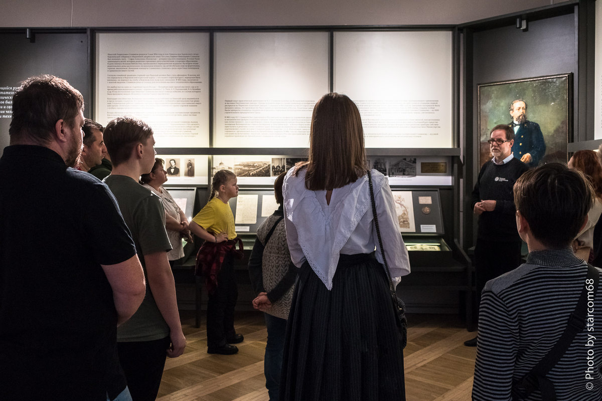 В гостиной Славянова