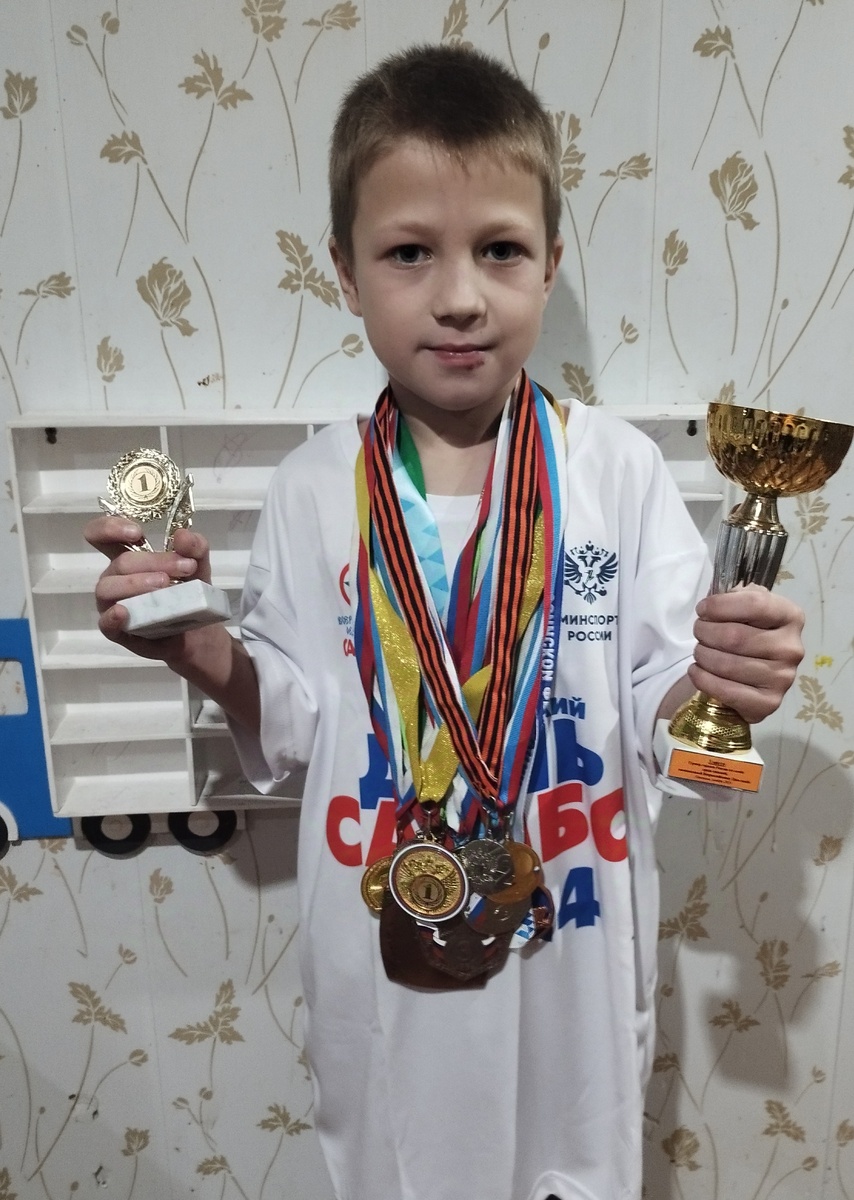 Вот дали футболку ему и Кубок