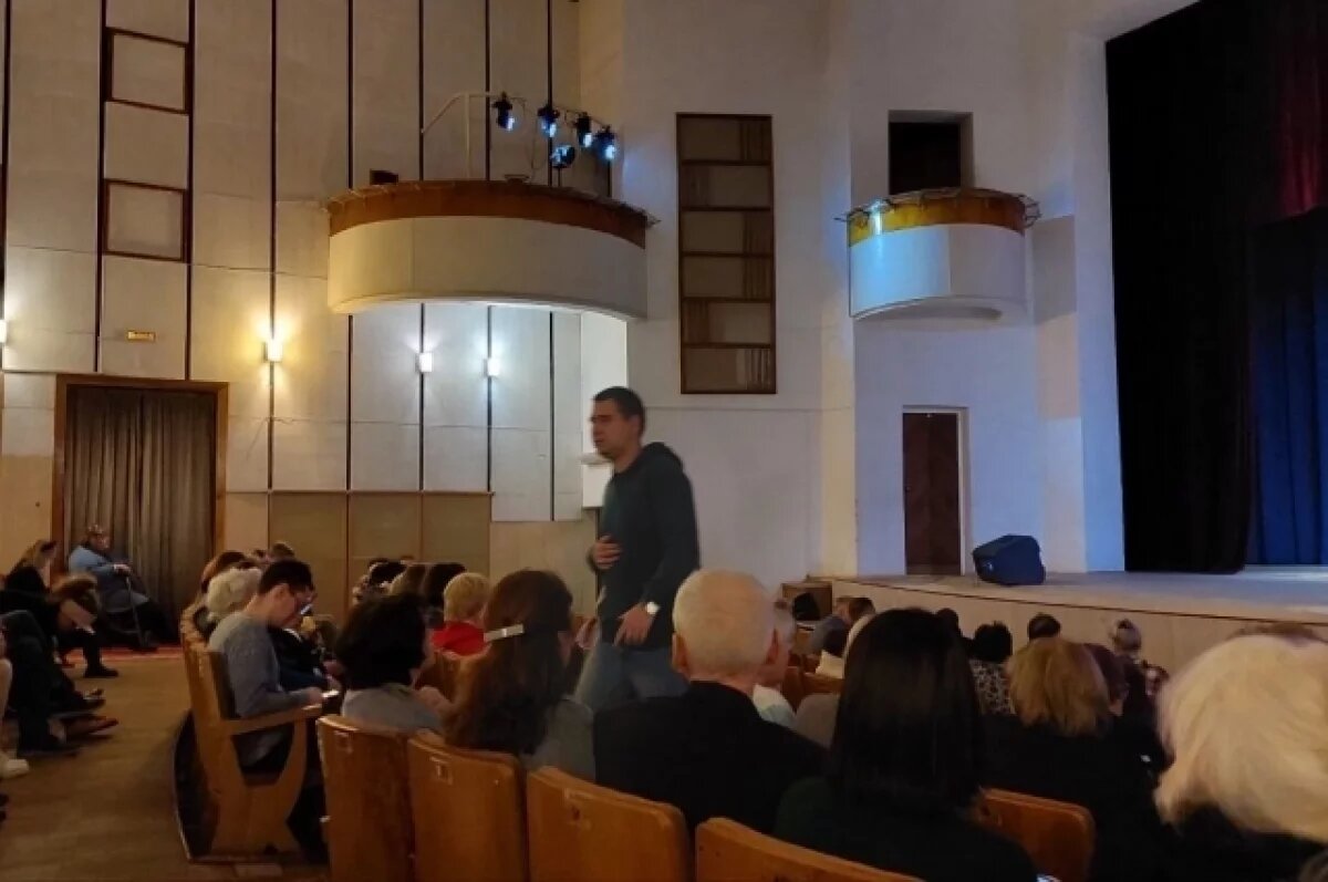    На встрече с Кашпировским в Петербурге подрались охрана и журналисты