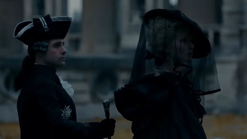 Король и королева провожают гроб с телом сына. Кадр из фильма "Мария-Антуанетта" (2006).