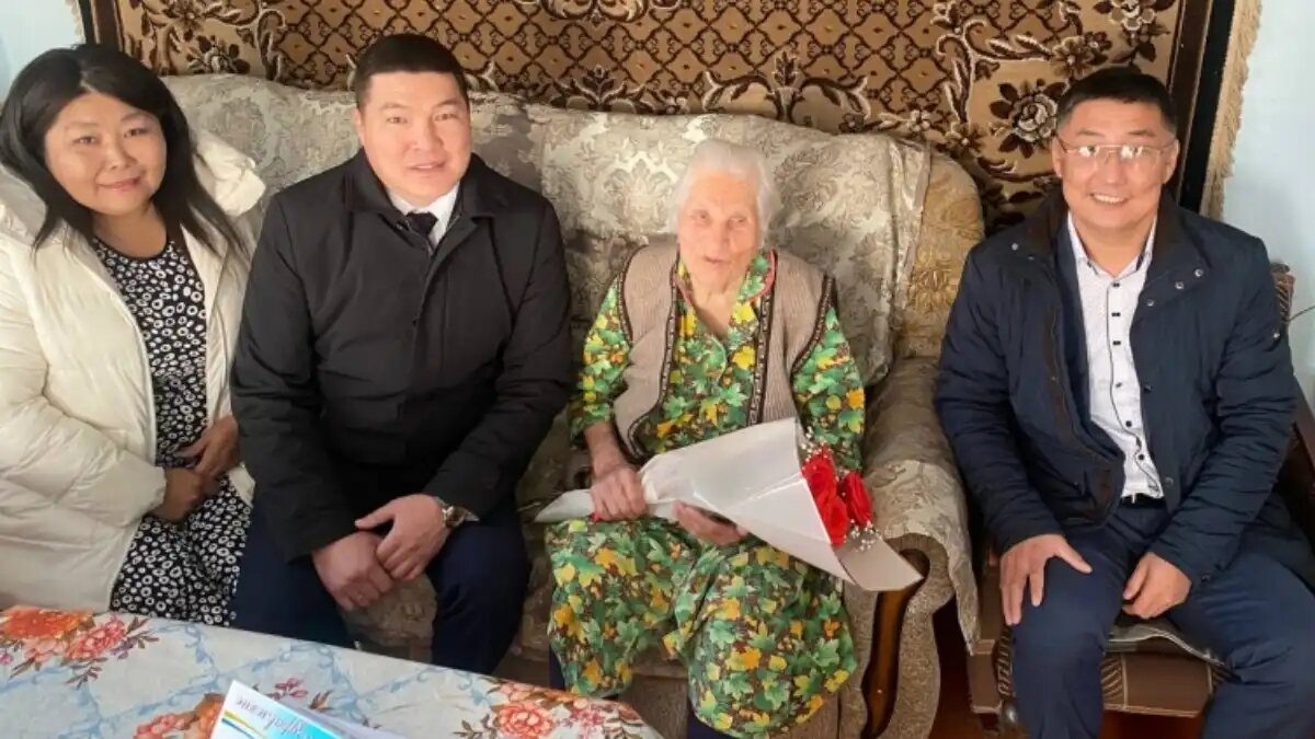 Фото: Светлана Мельницкая / minsoc.75.ru / пресс-служба министерства труда и социальной защиты населения Забайкалья Трактористка из Забайкальского края Мария Головина отметила 100-летний юбилей