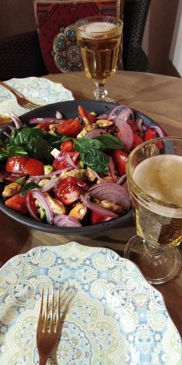 Шпинат (любую траву будет хорошо), помидоры, фетакса, авокадо, мидии (с кальмарами тоже вкусно), красный лук, чёрный перец, чуть соли, оливковое масло, бальзамик. Очень вкусно!