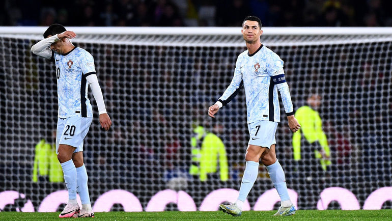    Жоау Канселу и Криштиану Роналду. Getty Images