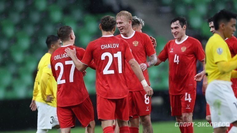    Футболисты сборной России празднуют гол в ворота Брунея. 15 ноября 2024 года.Александр Федоров