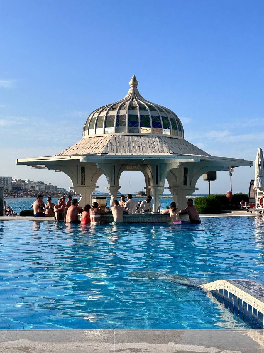 Бар у бассейна в отеле Palma De Mirrette, вы можете им пользоваться