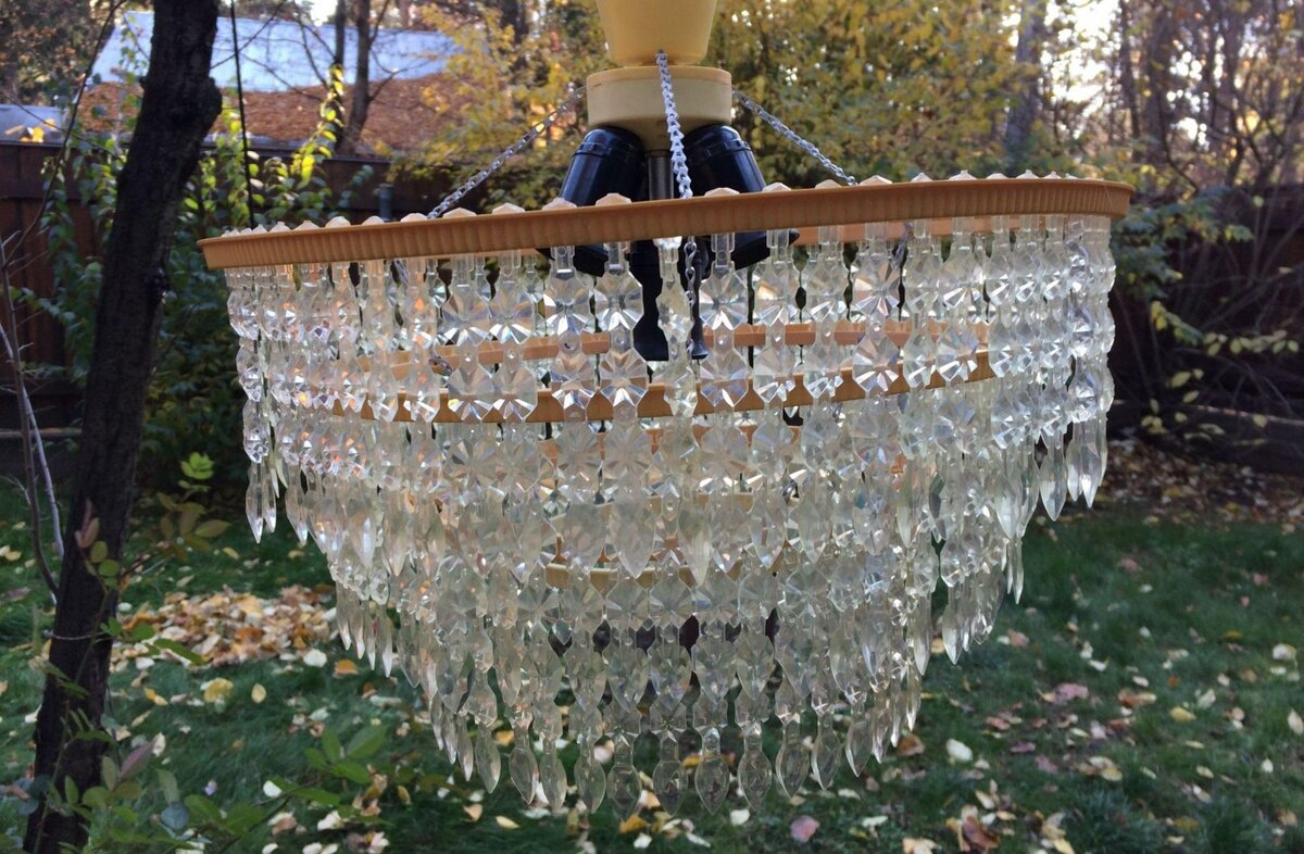 Люстра Каскад. Художественной ценности не имеет.