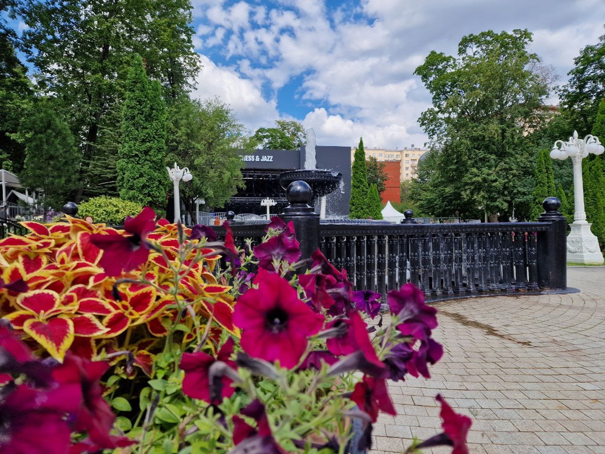 Вместе с Пешей Москвой мы побывали в этом прекрасном месте, где переплетается аристократическое и народное прошлое в одной локации. 