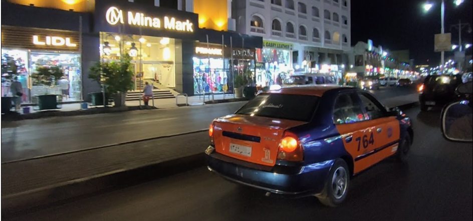 Вечернее такси в Хургаде. Все автомобили - однотипные, сине-оранжевые легковушки.