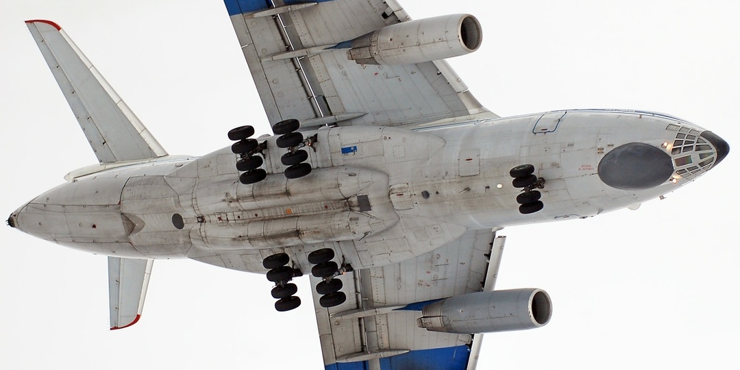 Неудачная посадка Ил-76 и филигранное балансирование на двух стойках