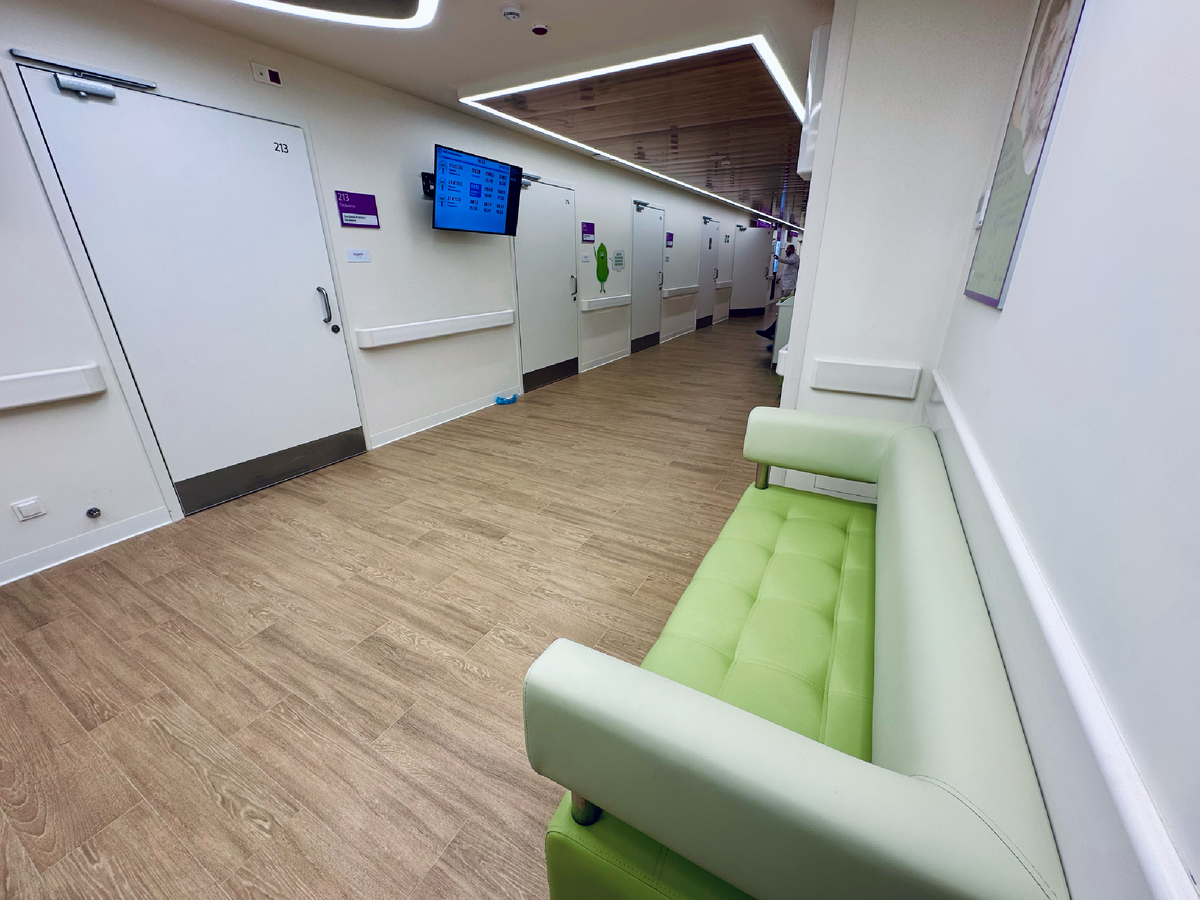 Удобные диванчики, а не старые банкетки. Телевизоры, по которым можно определить, есть ли кто-то у врача, и когда ваша очередь.