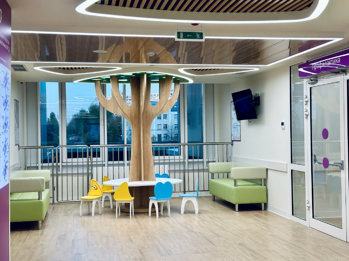 Уютные зоны для детских развлекух и телевизоры с мультиками.