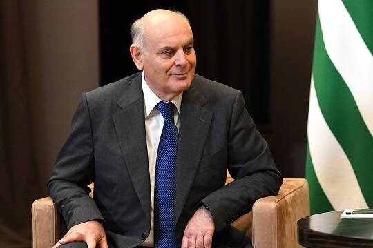    Президент Абхазии Аслан Бжания отказался выполнить требование оппозиции и уйти в отставку