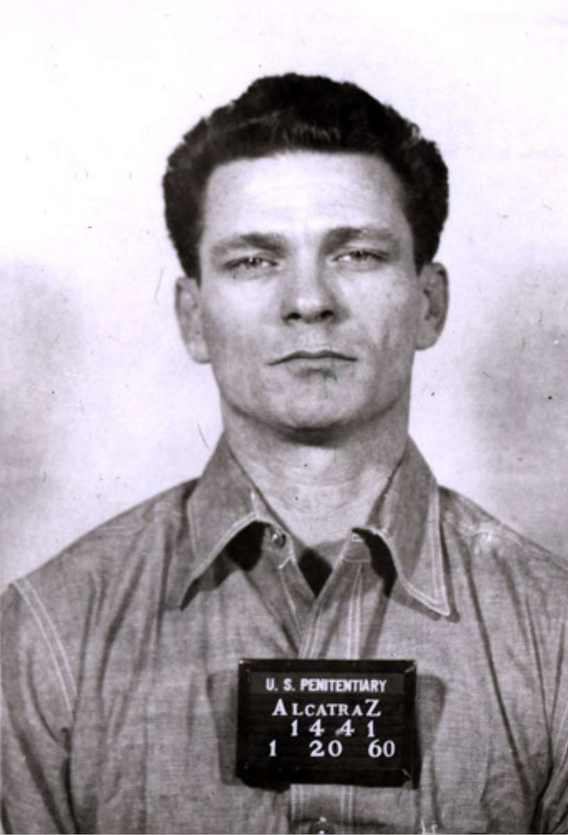 Фрэнк Моррис (фото из интернета). На бирке видна запись названия тюрьмы, номер заключённого и дата прибытия в Алькатрас. 