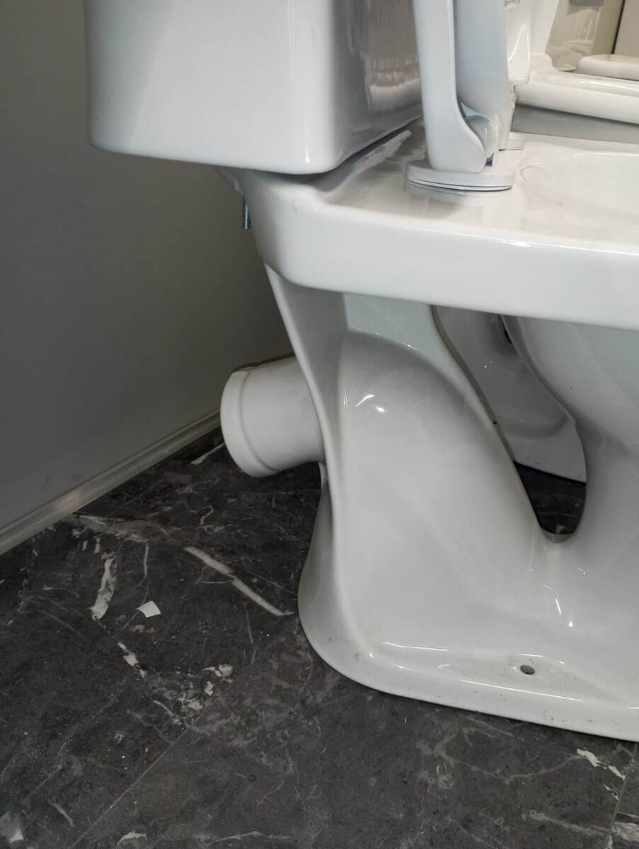 Фото 1. Унитаз с косым выпуском