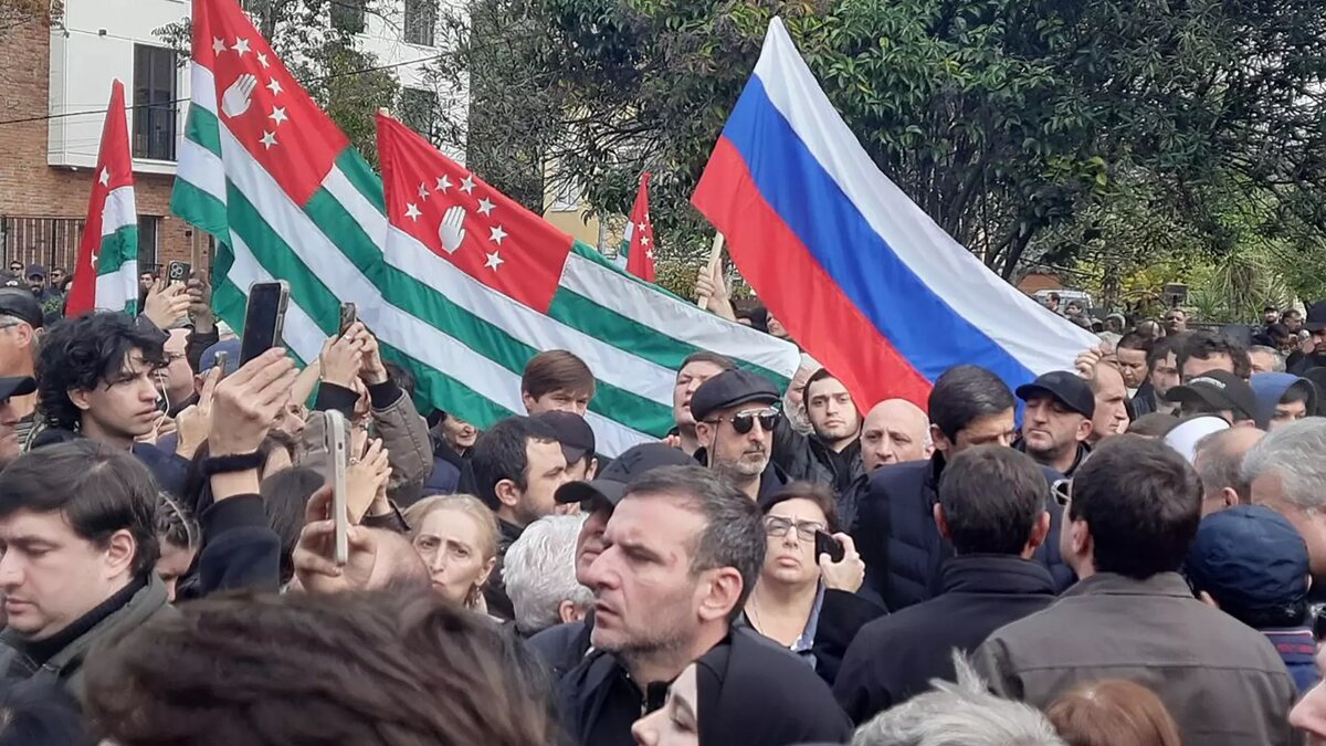 Протестующие требовали отклонить законопроект о ратификации инвестиционного соглашения с Россией. Автор: Анжела Кучуберия/ТАСС