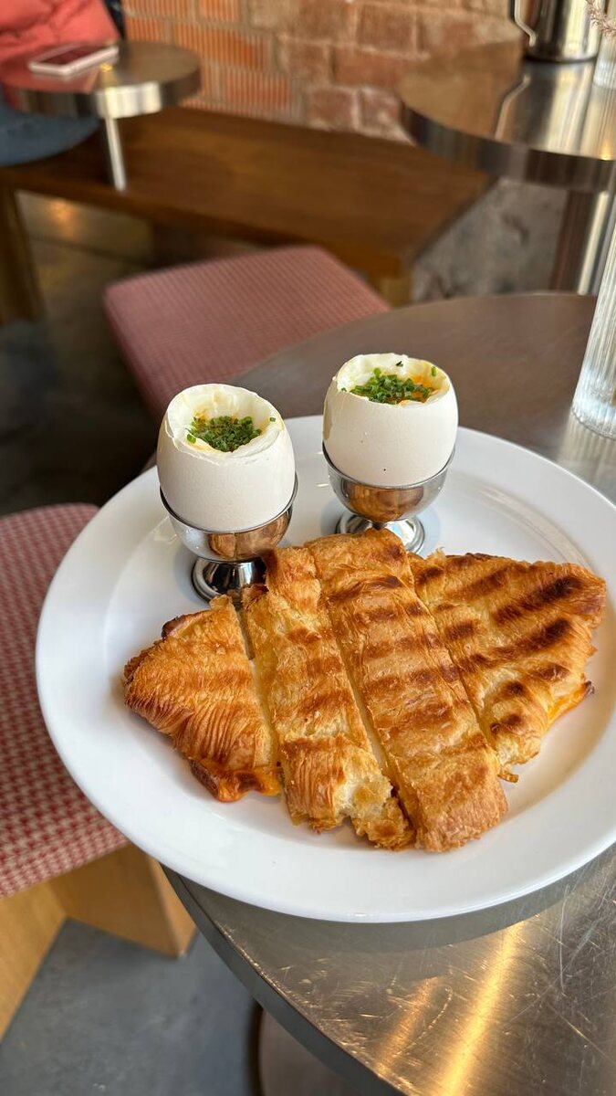 Круассан-гриль с моцареллой и сыром чеддер